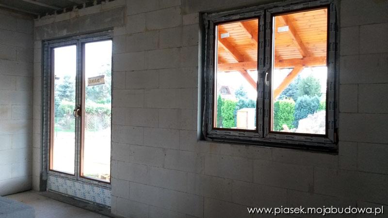 Okna wstawione w mury konstrukcyjne domu