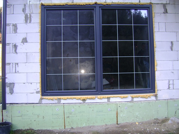 Okno ze szprosami, zamontowane na samej pianie